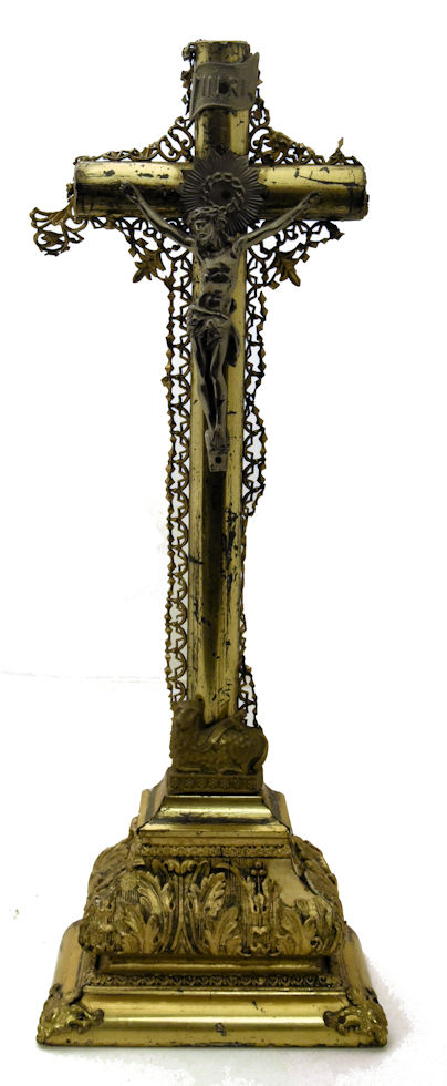 Crucifix de style Napoléon III dorure et métal découpé – A restaurer