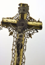 Crucifix de style Napoléon III dorure et métal découpé - A restaurer – Image 2